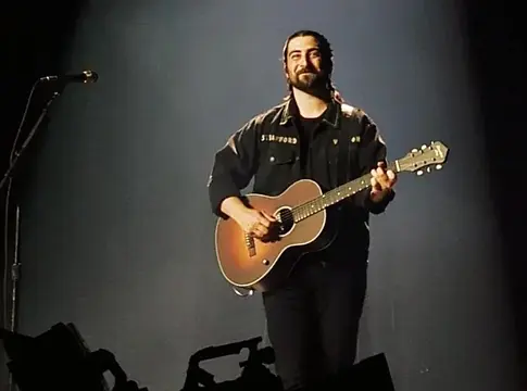 Noah Kahan 23 állomásos turnéra indul, különleges jegyvásárlási rendszerrel