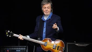Paul McCartney ritka Beatles-klasszikust adott elő Taylor Swift esküvőjén