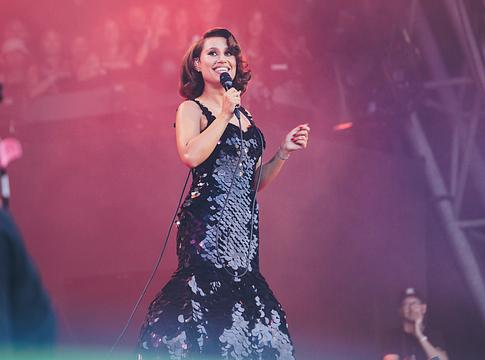 RAYE megtalálta ellopott autóját – dalszövegei és jegyzetei épségben előkerültek