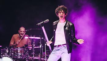 Matty Healy beszállt a The 1975 tribute-zenekarába malibui legénybúcsúján
