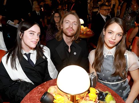 Billie Eilish vezette le bátyja, Finneas esküvőjét Kaliforniában