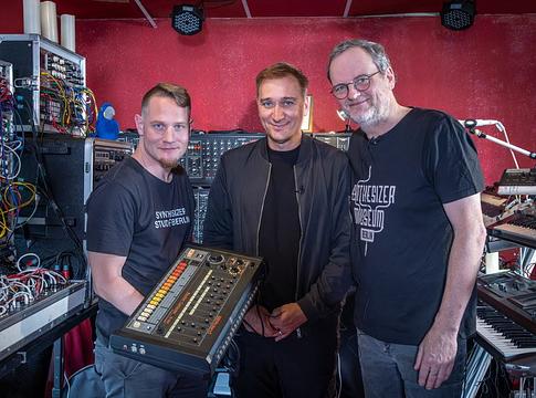 Paul van Dyk TR-808-asa a berlini Szintetizátor Múzeumban