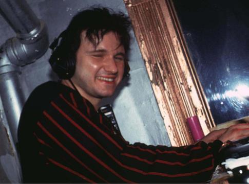 Elhunyt Dave Kendall, az MTV legendás 120 Minutes műsorvezetője