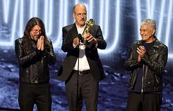 A Nirvana kapta a Video Vanguard Awardot az MTV VMA-n