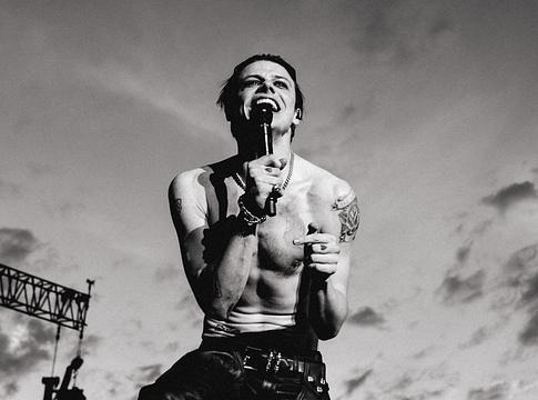 Yungblud a War Childdal fog össze: jótékonysági közösségi gyűjtés indul a Bludfest 2026-hoz