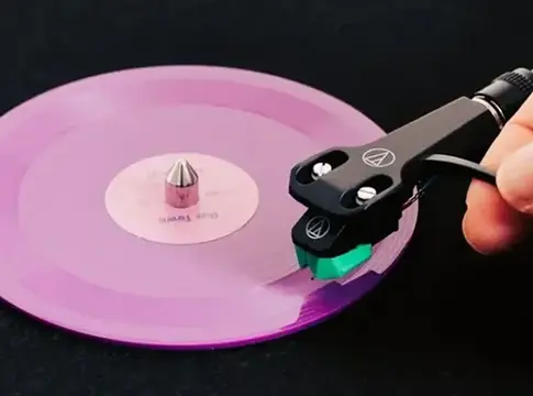 Mini forradalom a bakelitpiacon – itt a Tiny Vinyl négy colos lemeze