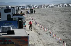 Nyolcórás sorokkal indult a Burning Man 2026