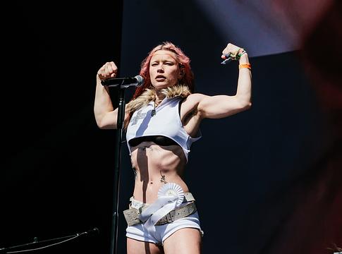 Rhian Teasdale: kiraktak a GCSE zeneóráról, mégis a Wet Leg élén kötött ki