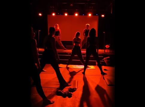 Techno Yoga: amikor a beat és a belső csend találkozik