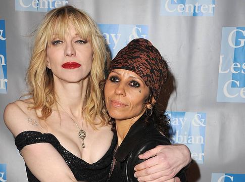 Linda Perry kiküldte Billy Corgant a stúdióból, amikor Courtney Love-val dolgozott