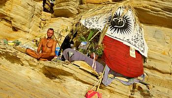 Kiürítették a Punta Galera-i barlangot: egykori DJ élt benne