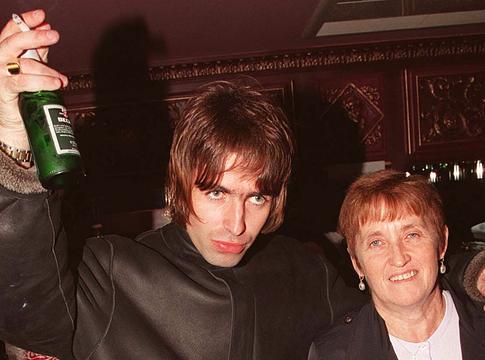 Liam Gallagher: „mummy azt mondta, stop being a dick, és menjek el a Rock Hall beiktatásra”