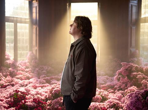 A rendőrség majdnem leállította Lewis Capaldi Penn Station-i villámkoncertjét, közben megjelent a Stay Love