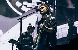 Sam Fender visszaad: 100 ezer fonttal támogatja a fiatal zenészeket