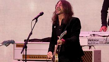 Foo Fighters lebegős Window-előadással járt Colbertnél