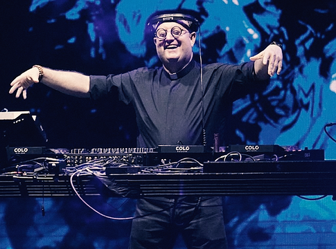 Padre Guilherme szent rave-et vitt Buenos Aires szívébe Ferenc pápa emlékére