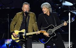 Bruce Springsteen is színpadra lépett Bon Jovi New York-i koncertjén