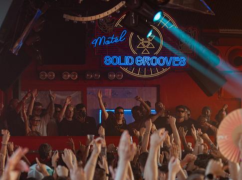 Telefonmentes bulikat vezet be a Solid Grooves a DC10-ben