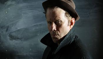 Tom Waits sötét spoken word darabjába enged betekintést: itt a The Fly, a Boots On The Ground B-oldala