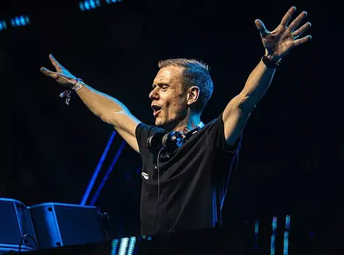 Armin van Buuren F2F-estekkel veszi be az ibizai UNVRS-t szeptembertől