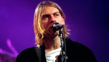 Patty Schemel elárverezi Kurt CobAIn Foxes pólóját