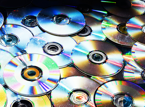 Felfüggesztett börtönt kapott az illegális mix-CD-k árusítója