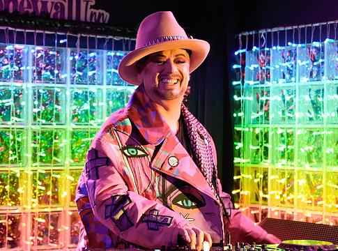 Boy George szakított kiadói menedzserével a We Will Dance Again visszatartása miatt