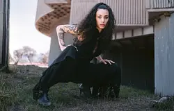 La Bad Curly sivatagi techno-világot épít a Nuevo Oeste single-lel