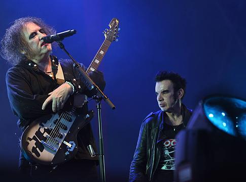 Eden Gallup ugrik be apja helyére a The Cure turnéján