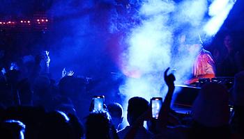 Világítási berendezés zuhant a tömegbe Max Dean fellépésén Buenos Airesben