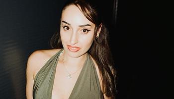 Lou Nour néven folytatja pályáját a korábbi SICARIA