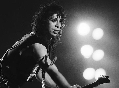 225 dolláros CD: Vinnie Vincent ára vitát robbantott ki