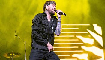 Caleb Shomo a keresztény neveltetéséről: „Azt tanították, hogy a melegség ima által gyógyítható betegség”