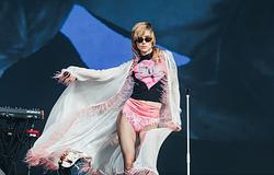 Suki Waterhouse az Oasis klasszikusát énekelte a Reading Fesztiválon