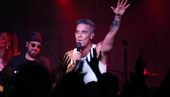 Robbie Williams az utcán adott spontán minikoncertet Buenos Airesben