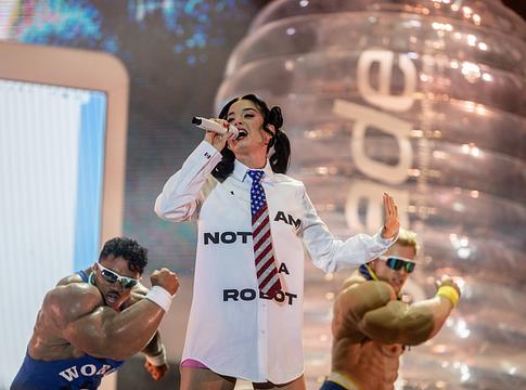 Katy Perry rossz irányba indult crowdsurf közben Máltán
