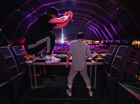 Kaszinóhangok a DJ-szettekben – az izgalom új hulláma a táncparketten