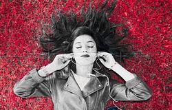 Tudományosan bizonyított: a férfiak 16, a nők 19 éves koruk körül találják meg életük zenéjét