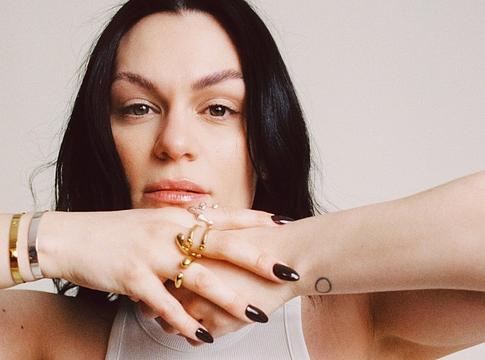 Jessie J megható visszatérése a színpadra műtétje után