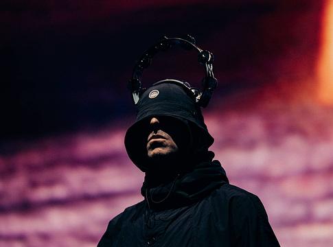 Liam Gallagher kiakadt: fáklyát dobtak a közönség közé az Oasis koncertjén