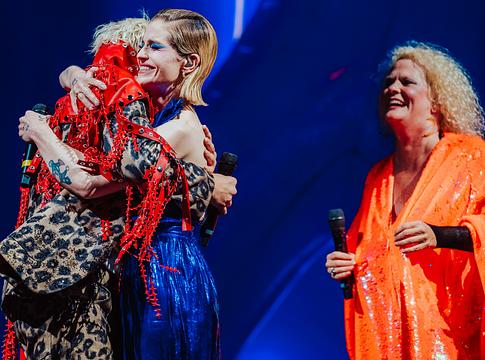 Scissor Sisters lezárta a Mighty Hooplát: Kelly Osbourne, Sir Ian McKellen és Belinda Carlisle a színpadon