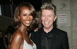 Iman ‘Blackstar’ tetoválással emlékezik David Bowie-ra halálának 10. évfordulóján