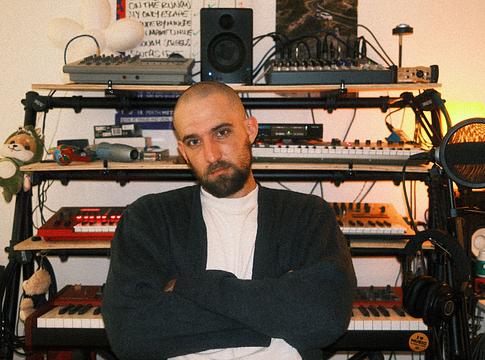 Monsieur Mellow kiadta Jackson James Smith közreműködésével készült 'Roll River, Roll' című dalt