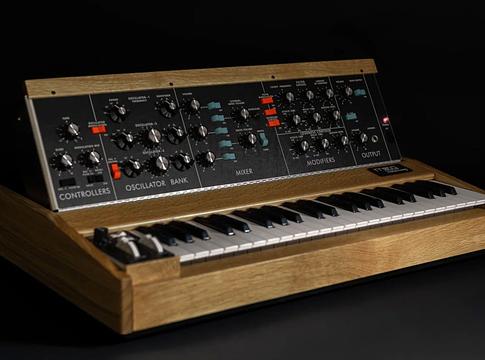 Limitált Bob Moog Tribute Edition Minimoog Model D érkezett
