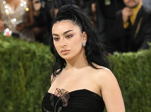 Charli XCX új b-side-ja: I Keep On Thinking Bout You Every Single Day And Night