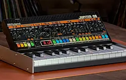 32 hangos polifóniával tér vissza a Roland JUPITER-8: bemutatták az új JUPITER-08 szintetizátort
