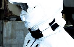 Aaron Hibell elhagyatott erőműben mutatta be a SYNCHRONICITY univerzumát