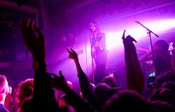 Blossoms: tíz év a debüt óta, az új lemezen a playfulness a vezérfonal