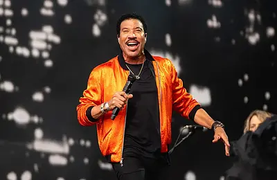 Rod Stewart és Lionel Richie is rosszul lett koncert közben