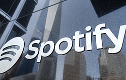 Vezetőváltás és leminősítés miatt zuhant a Spotify részvényárfolyama